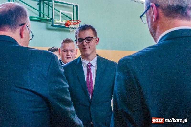 Zdjęcie w galerii na portalu naszraciborz.pl: Pożegnania nadszedł czas. Absolwenci Mechanika odebrali swoje świadectwa wiadomości z regionu