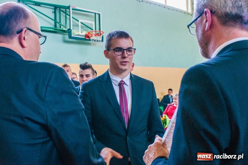 Zdjęcie w galerii na portalu naszraciborz.pl: Pożegnania nadszedł czas. Absolwenci Mechanika odebrali swoje świadectwa wiadomości z regionu