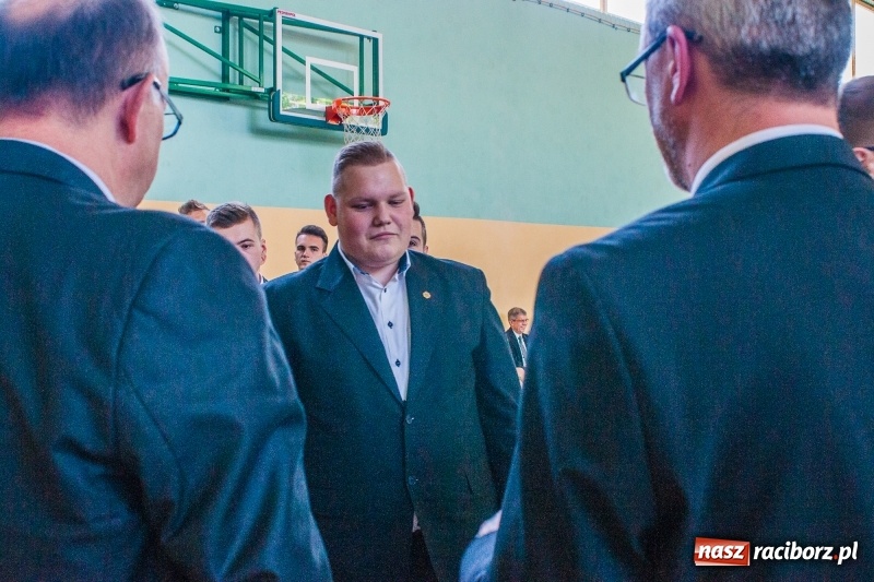 Zdjęcie w galerii na portalu naszraciborz.pl: Pożegnania nadszedł czas. Absolwenci Mechanika odebrali swoje świadectwa wiadomości z regionu