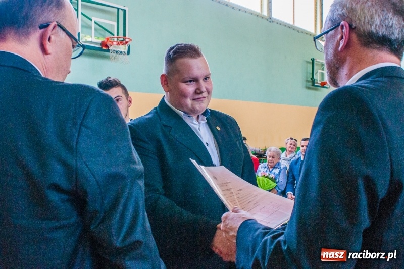 Zdjęcie w galerii na portalu naszraciborz.pl: Pożegnania nadszedł czas. Absolwenci Mechanika odebrali swoje świadectwa wiadomości z regionu