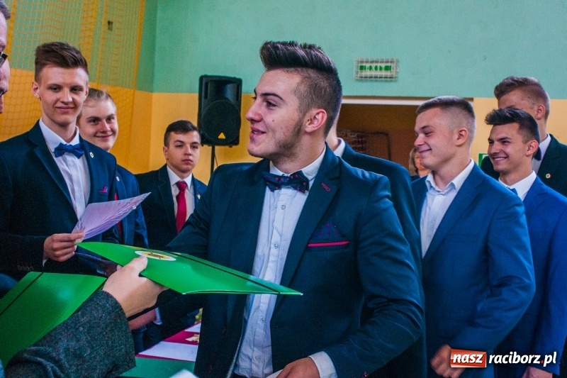 Zdjęcie w galerii na portalu naszraciborz.pl: Pożegnania nadszedł czas. Absolwenci Mechanika odebrali swoje świadectwa wiadomości z regionu