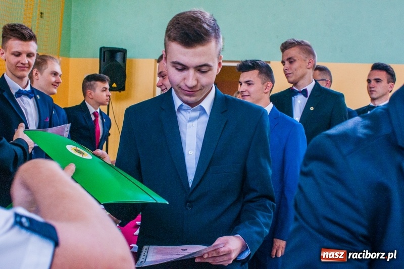 Zdjęcie w galerii na portalu naszraciborz.pl: Pożegnania nadszedł czas. Absolwenci Mechanika odebrali swoje świadectwa wiadomości z regionu