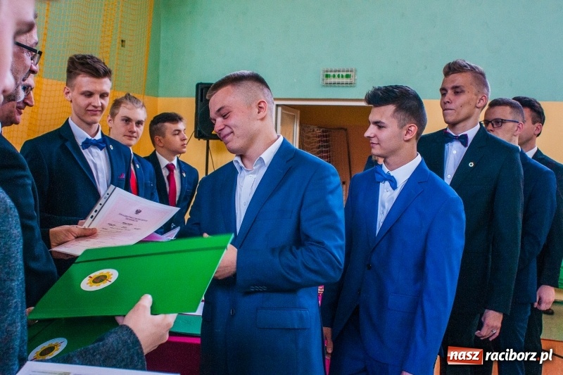 Zdjęcie w galerii na portalu naszraciborz.pl: Pożegnania nadszedł czas. Absolwenci Mechanika odebrali swoje świadectwa wiadomości z regionu