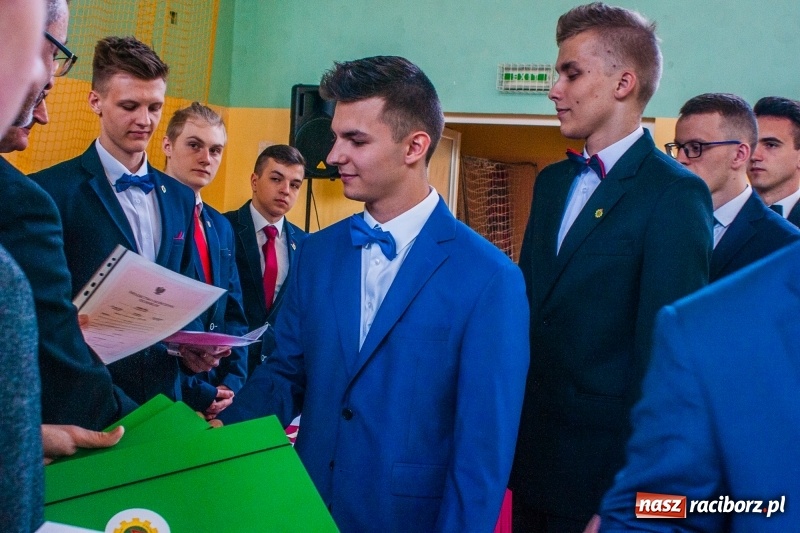Zdjęcie w galerii na portalu naszraciborz.pl: Pożegnania nadszedł czas. Absolwenci Mechanika odebrali swoje świadectwa wiadomości z regionu