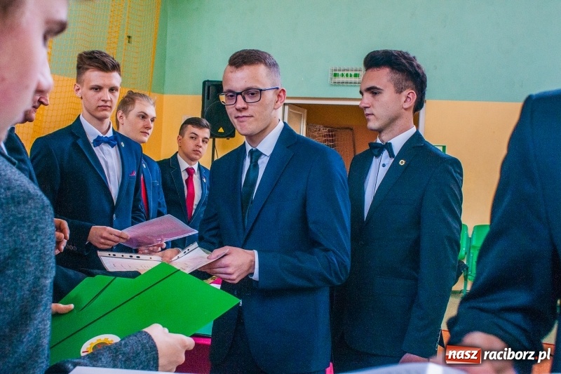 Zdjęcie w galerii na portalu naszraciborz.pl: Pożegnania nadszedł czas. Absolwenci Mechanika odebrali swoje świadectwa wiadomości z regionu