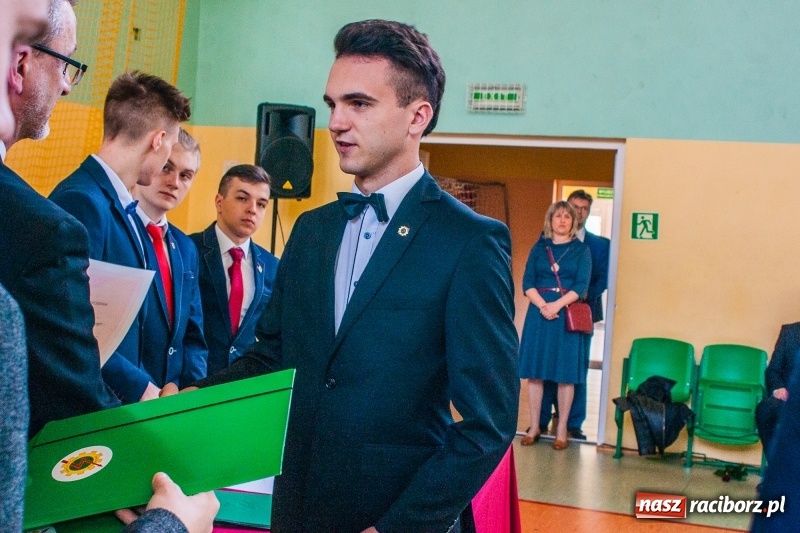 Zdjęcie w galerii na portalu naszraciborz.pl: Pożegnania nadszedł czas. Absolwenci Mechanika odebrali swoje świadectwa wiadomości z regionu