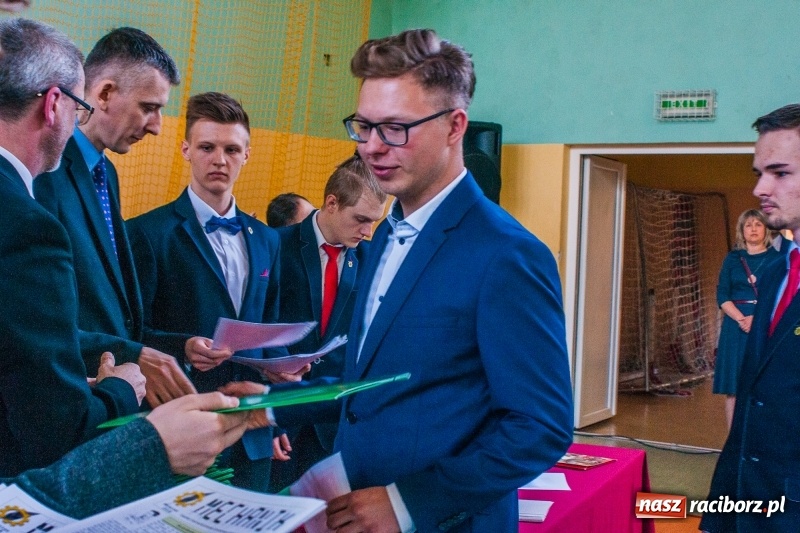 Zdjęcie w galerii na portalu naszraciborz.pl: Pożegnania nadszedł czas. Absolwenci Mechanika odebrali swoje świadectwa wiadomości z regionu