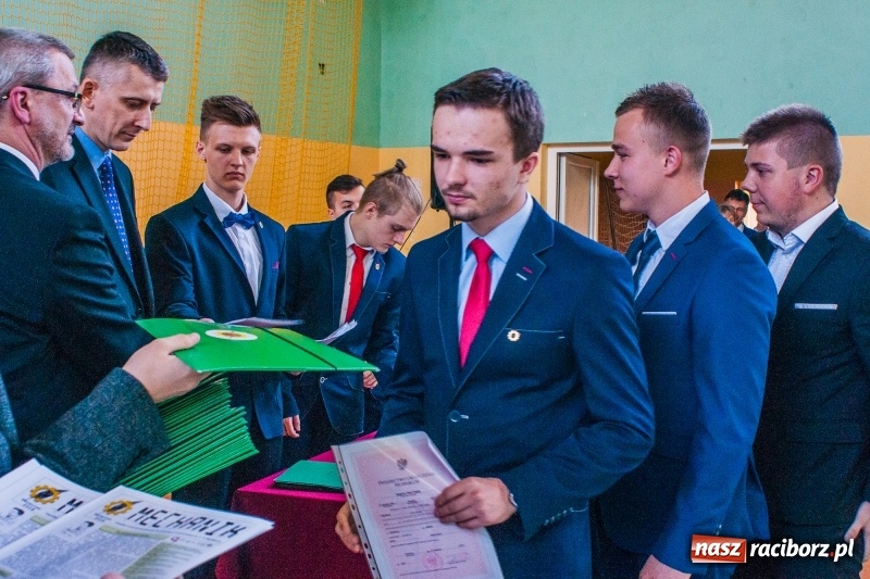 Zdjęcie w galerii na portalu naszraciborz.pl: Pożegnania nadszedł czas. Absolwenci Mechanika odebrali swoje świadectwa wiadomości z regionu