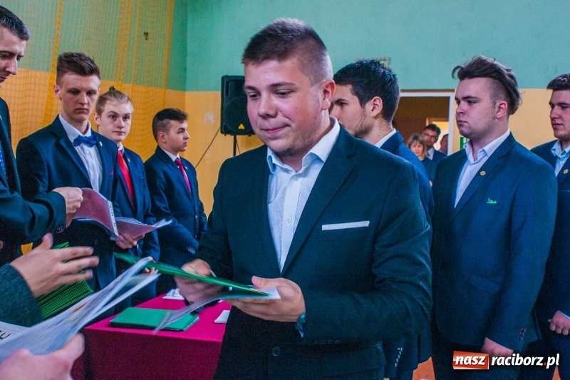 Zdjęcie w galerii na portalu naszraciborz.pl: Pożegnania nadszedł czas. Absolwenci Mechanika odebrali swoje świadectwa wiadomości z regionu