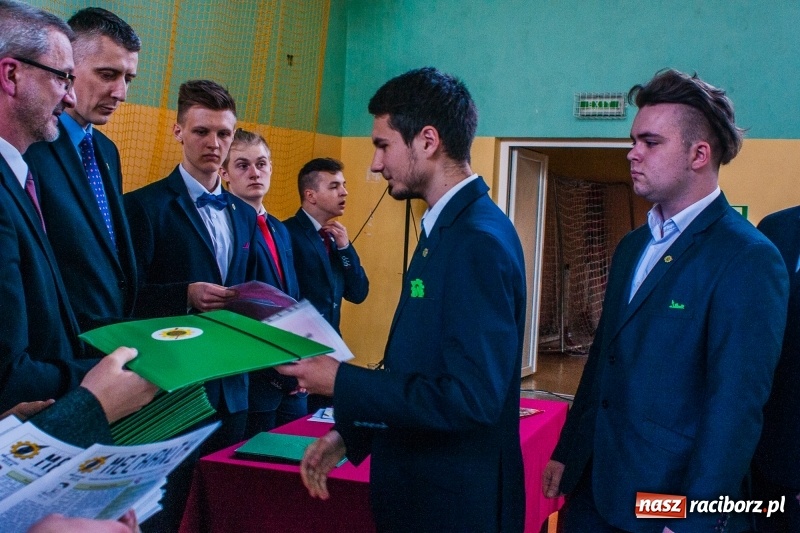 Zdjęcie w galerii na portalu naszraciborz.pl: Pożegnania nadszedł czas. Absolwenci Mechanika odebrali swoje świadectwa wiadomości z regionu