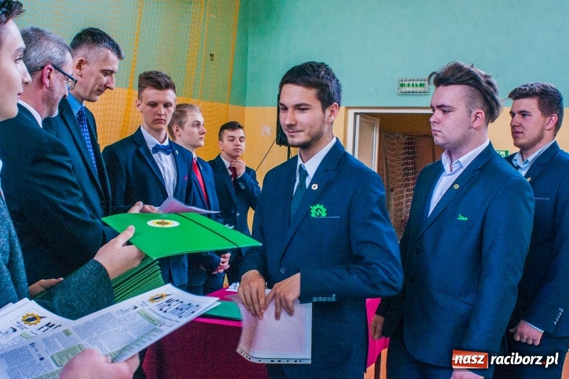 Zdjęcie w galerii na portalu naszraciborz.pl: Pożegnania nadszedł czas. Absolwenci Mechanika odebrali swoje świadectwa wiadomości z regionu