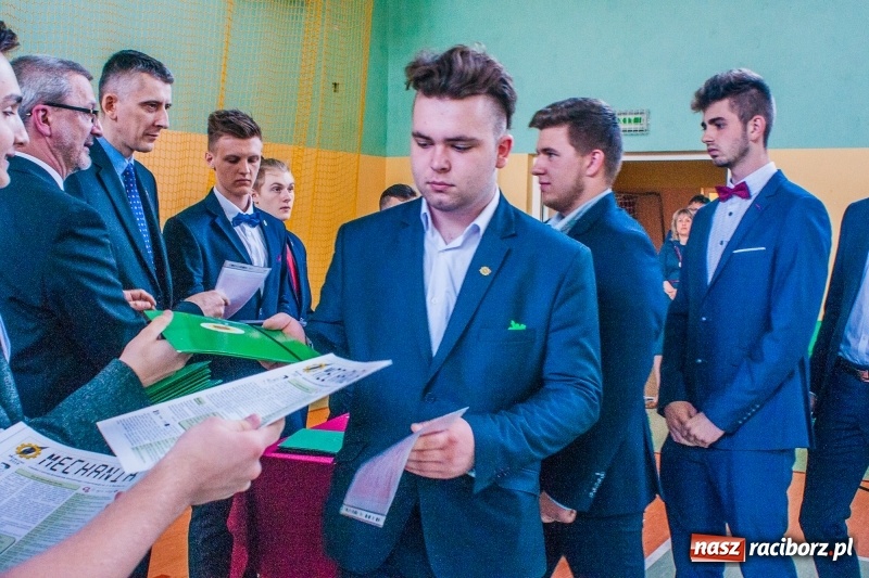 Zdjęcie w galerii na portalu naszraciborz.pl: Pożegnania nadszedł czas. Absolwenci Mechanika odebrali swoje świadectwa wiadomości z regionu