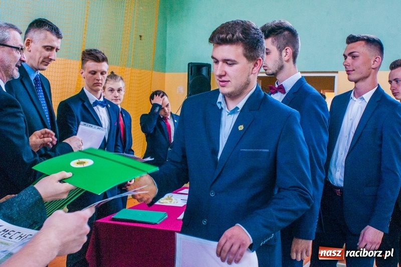 Zdjęcie w galerii na portalu naszraciborz.pl: Pożegnania nadszedł czas. Absolwenci Mechanika odebrali swoje świadectwa wiadomości z regionu