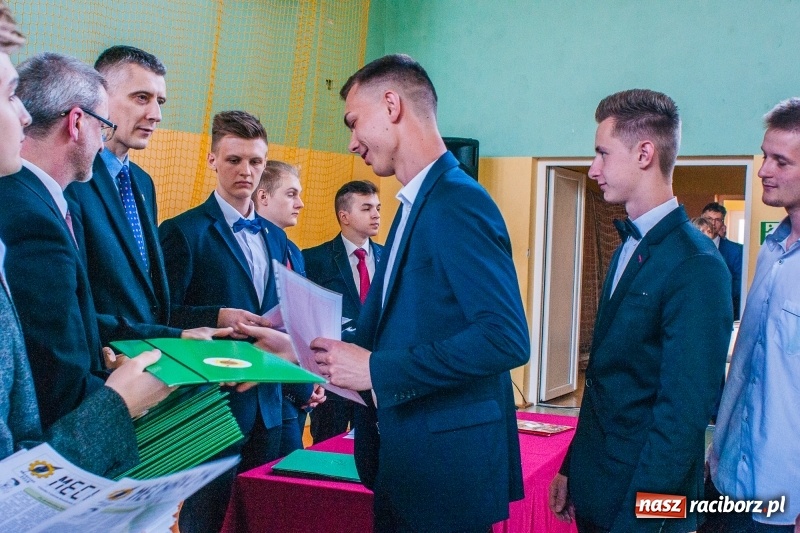 Zdjęcie w galerii na portalu naszraciborz.pl: Pożegnania nadszedł czas. Absolwenci Mechanika odebrali swoje świadectwa wiadomości z regionu