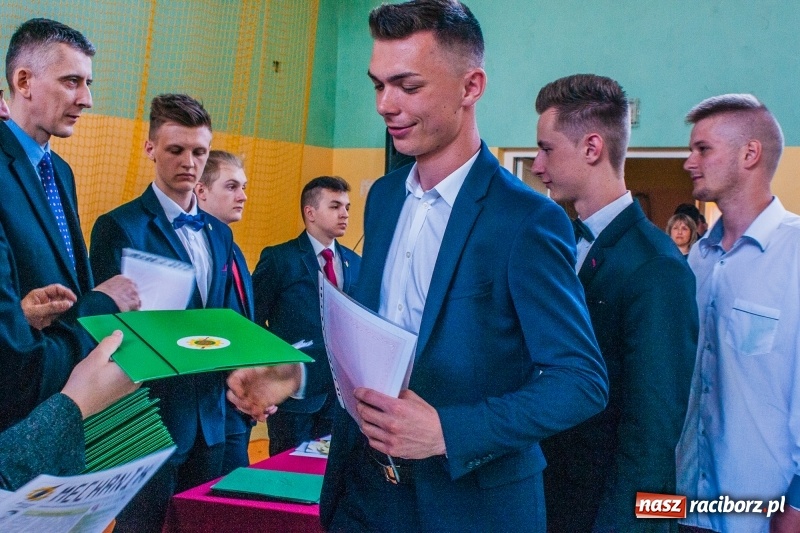 Zdjęcie w galerii na portalu naszraciborz.pl: Pożegnania nadszedł czas. Absolwenci Mechanika odebrali swoje świadectwa wiadomości z regionu