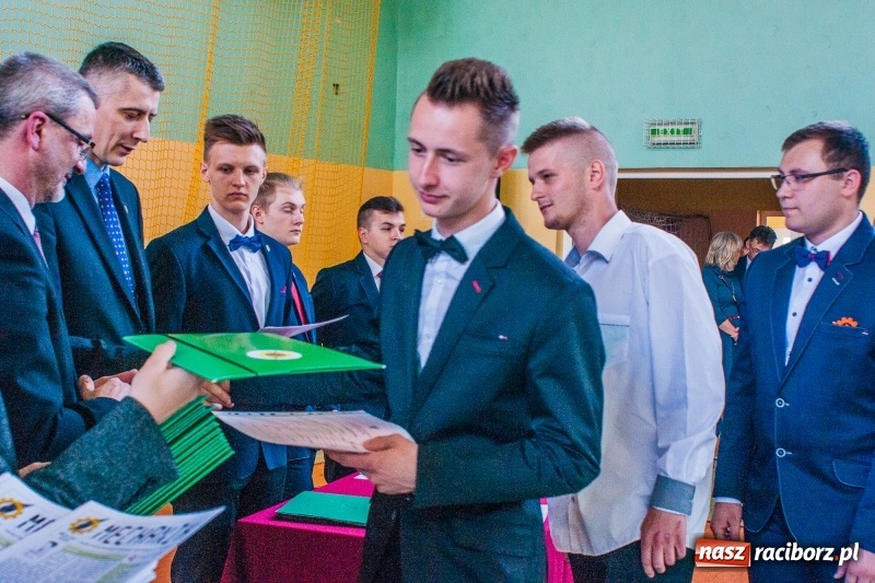 Zdjęcie w galerii na portalu naszraciborz.pl: Pożegnania nadszedł czas. Absolwenci Mechanika odebrali swoje świadectwa wiadomości z regionu