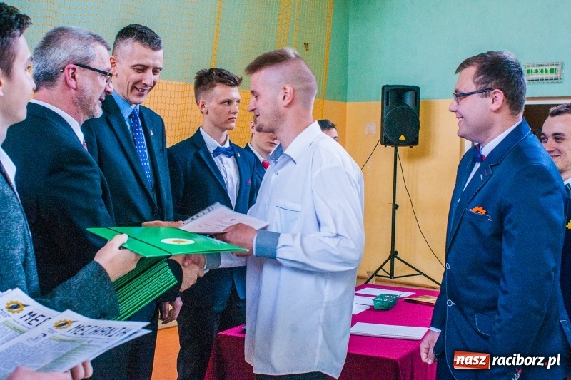 Zdjęcie w galerii na portalu naszraciborz.pl: Pożegnania nadszedł czas. Absolwenci Mechanika odebrali swoje świadectwa wiadomości z regionu