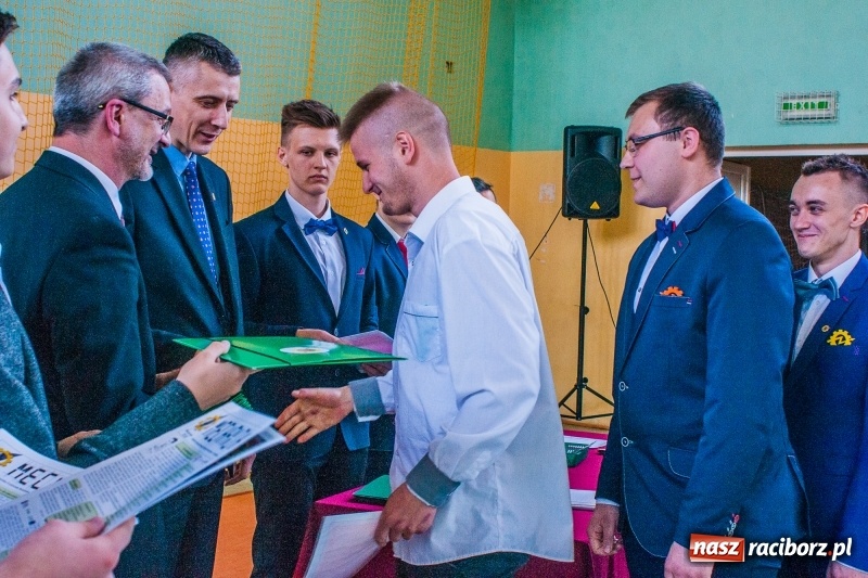Zdjęcie w galerii na portalu naszraciborz.pl: Pożegnania nadszedł czas. Absolwenci Mechanika odebrali swoje świadectwa wiadomości z regionu