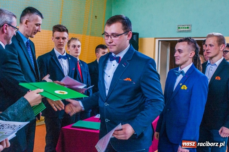 Zdjęcie w galerii na portalu naszraciborz.pl: Pożegnania nadszedł czas. Absolwenci Mechanika odebrali swoje świadectwa wiadomości z regionu