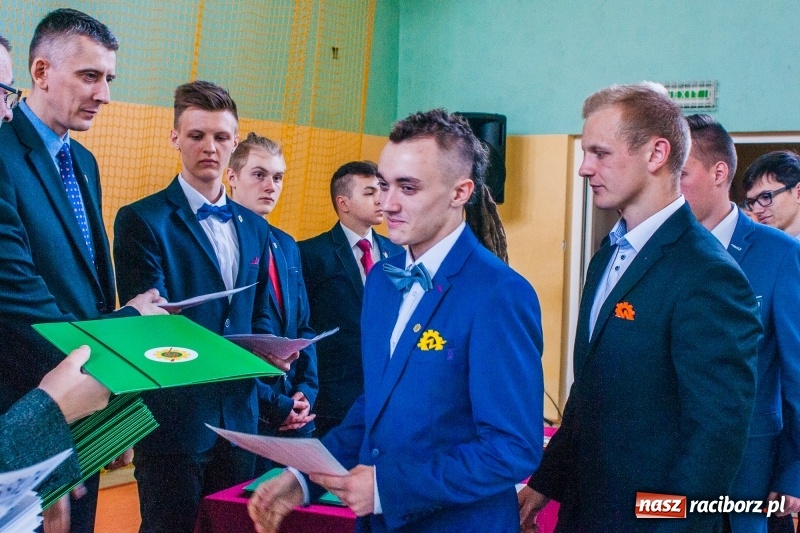 Zdjęcie w galerii na portalu naszraciborz.pl: Pożegnania nadszedł czas. Absolwenci Mechanika odebrali swoje świadectwa wiadomości z regionu