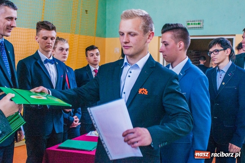 Zdjęcie w galerii na portalu naszraciborz.pl: Pożegnania nadszedł czas. Absolwenci Mechanika odebrali swoje świadectwa wiadomości z regionu