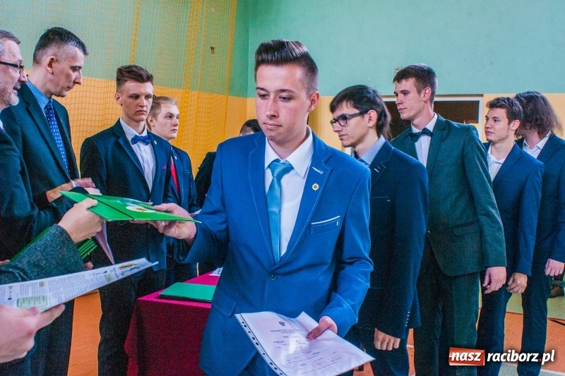 Zdjęcie w galerii na portalu naszraciborz.pl: Pożegnania nadszedł czas. Absolwenci Mechanika odebrali swoje świadectwa wiadomości z regionu