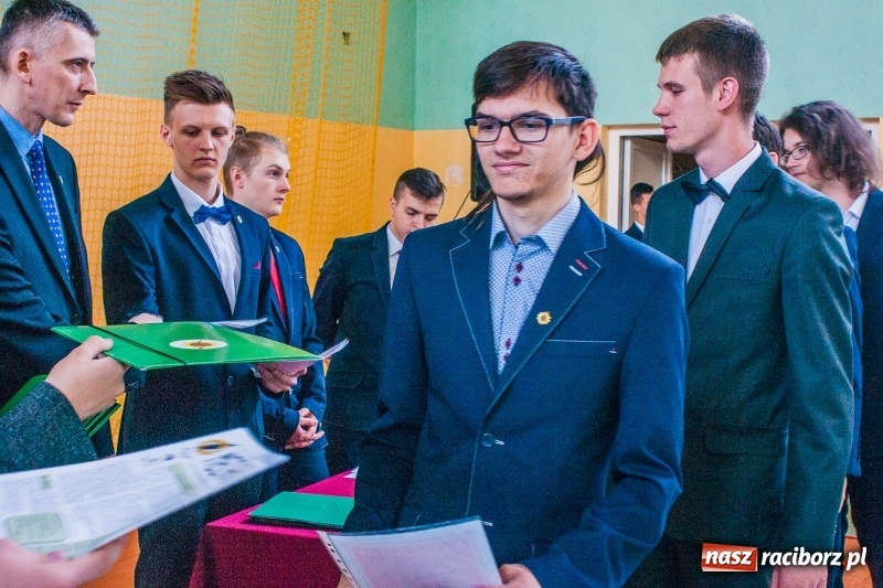 Zdjęcie w galerii na portalu naszraciborz.pl: Pożegnania nadszedł czas. Absolwenci Mechanika odebrali swoje świadectwa wiadomości z regionu