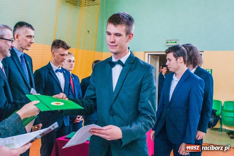 Zdjęcie w galerii na portalu naszraciborz.pl: Pożegnania nadszedł czas. Absolwenci Mechanika odebrali swoje świadectwa wiadomości z regionu