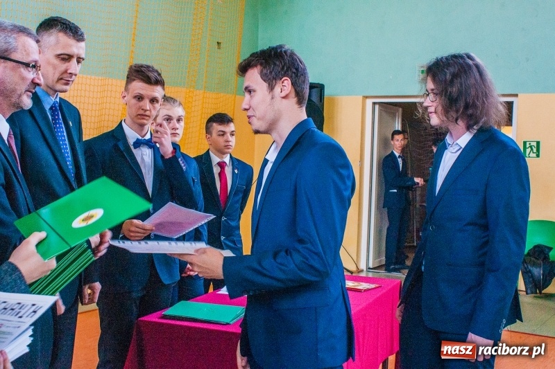 Zdjęcie w galerii na portalu naszraciborz.pl: Pożegnania nadszedł czas. Absolwenci Mechanika odebrali swoje świadectwa wiadomości z regionu