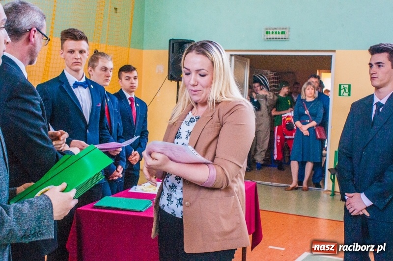 Zdjęcie w galerii na portalu naszraciborz.pl: Pożegnania nadszedł czas. Absolwenci Mechanika odebrali swoje świadectwa wiadomości z regionu