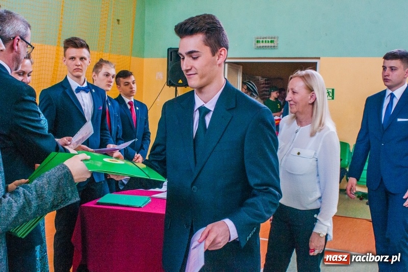 Zdjęcie w galerii na portalu naszraciborz.pl: Pożegnania nadszedł czas. Absolwenci Mechanika odebrali swoje świadectwa wiadomości z regionu