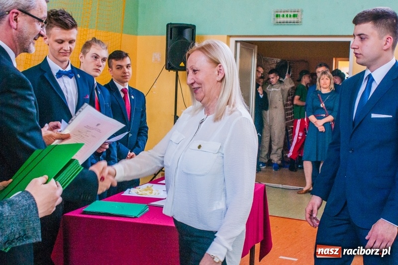 Zdjęcie w galerii na portalu naszraciborz.pl: Pożegnania nadszedł czas. Absolwenci Mechanika odebrali swoje świadectwa wiadomości z regionu
