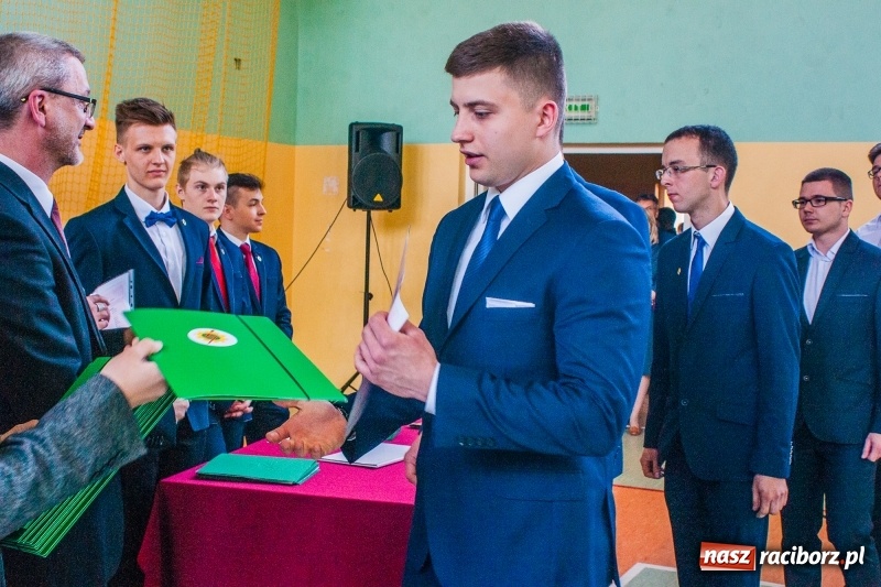 Zdjęcie w galerii na portalu naszraciborz.pl: Pożegnania nadszedł czas. Absolwenci Mechanika odebrali swoje świadectwa wiadomości z regionu