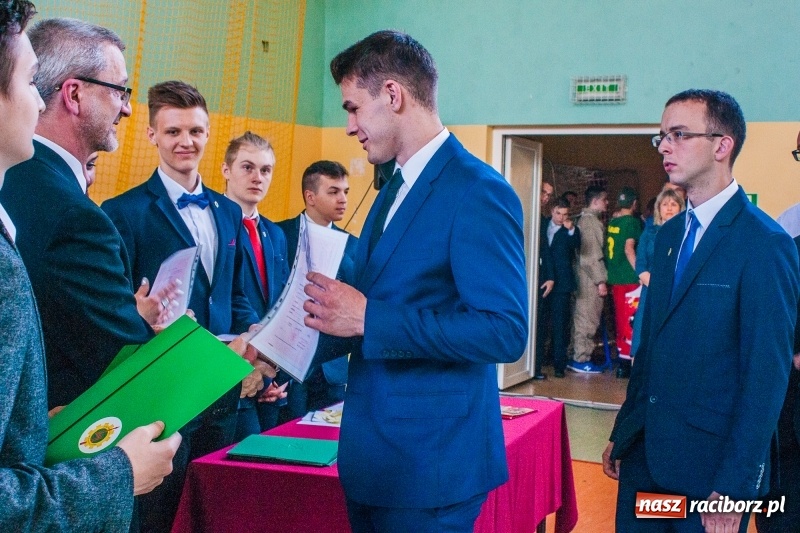 Zdjęcie w galerii na portalu naszraciborz.pl: Pożegnania nadszedł czas. Absolwenci Mechanika odebrali swoje świadectwa wiadomości z regionu
