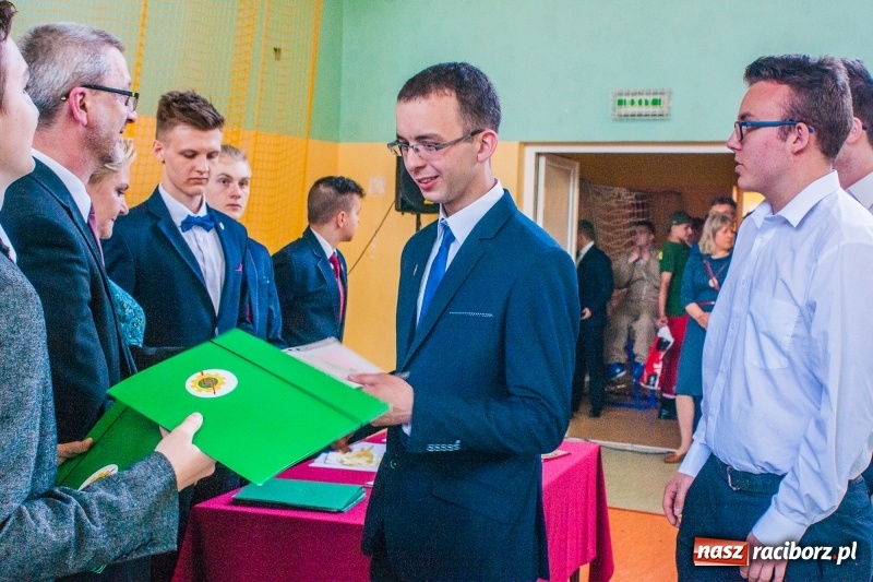 Zdjęcie w galerii na portalu naszraciborz.pl: Pożegnania nadszedł czas. Absolwenci Mechanika odebrali swoje świadectwa wiadomości z regionu
