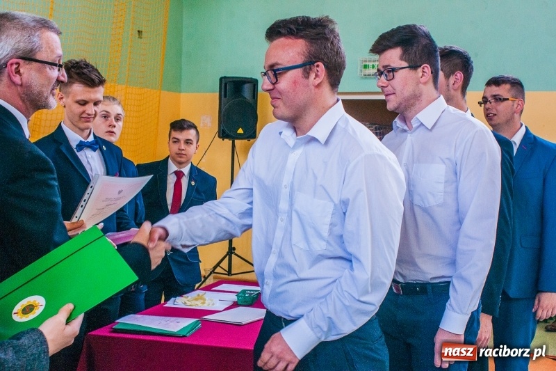 Zdjęcie w galerii na portalu naszraciborz.pl: Pożegnania nadszedł czas. Absolwenci Mechanika odebrali swoje świadectwa wiadomości z regionu