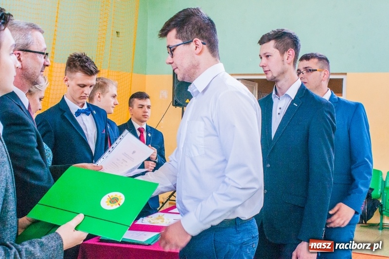 Zdjęcie w galerii na portalu naszraciborz.pl: Pożegnania nadszedł czas. Absolwenci Mechanika odebrali swoje świadectwa wiadomości z regionu