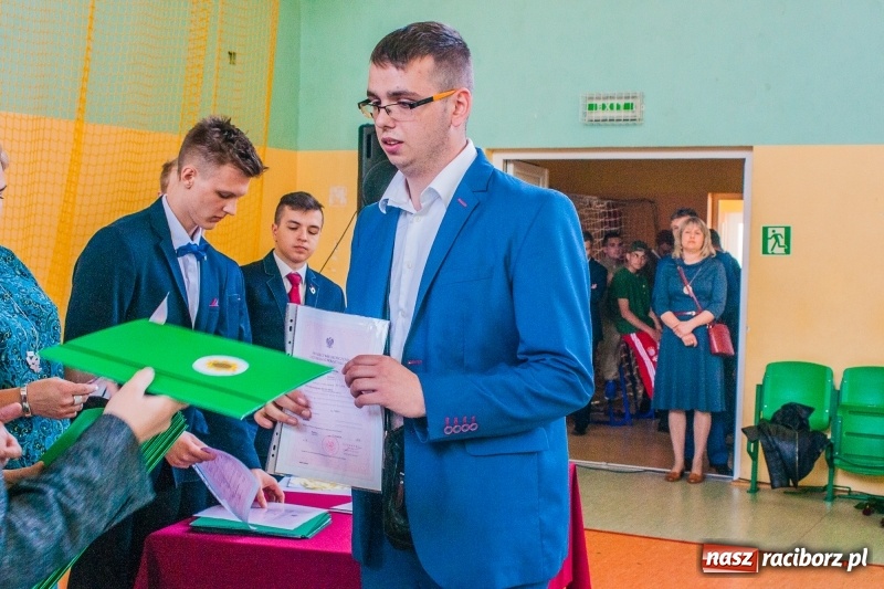Zdjęcie w galerii na portalu naszraciborz.pl: Pożegnania nadszedł czas. Absolwenci Mechanika odebrali swoje świadectwa wiadomości z regionu