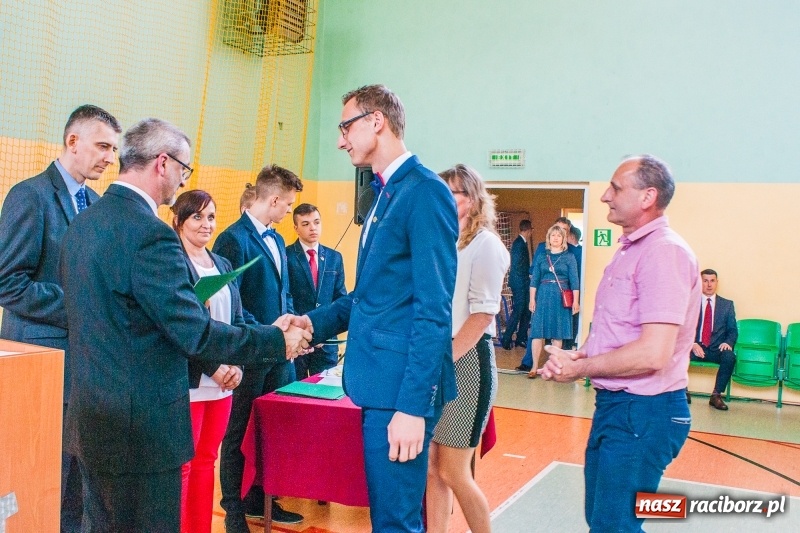 Zdjęcie w galerii na portalu naszraciborz.pl: Pożegnania nadszedł czas. Absolwenci Mechanika odebrali swoje świadectwa wiadomości z regionu