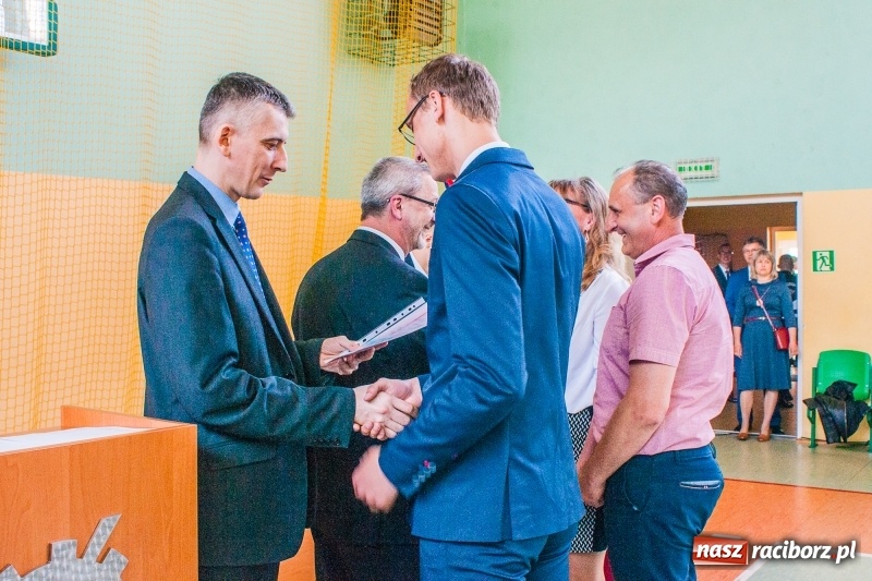 Zdjęcie w galerii na portalu naszraciborz.pl: Pożegnania nadszedł czas. Absolwenci Mechanika odebrali swoje świadectwa wiadomości z regionu
