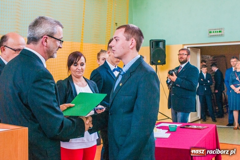 Zdjęcie w galerii na portalu naszraciborz.pl: Pożegnania nadszedł czas. Absolwenci Mechanika odebrali swoje świadectwa wiadomości z regionu