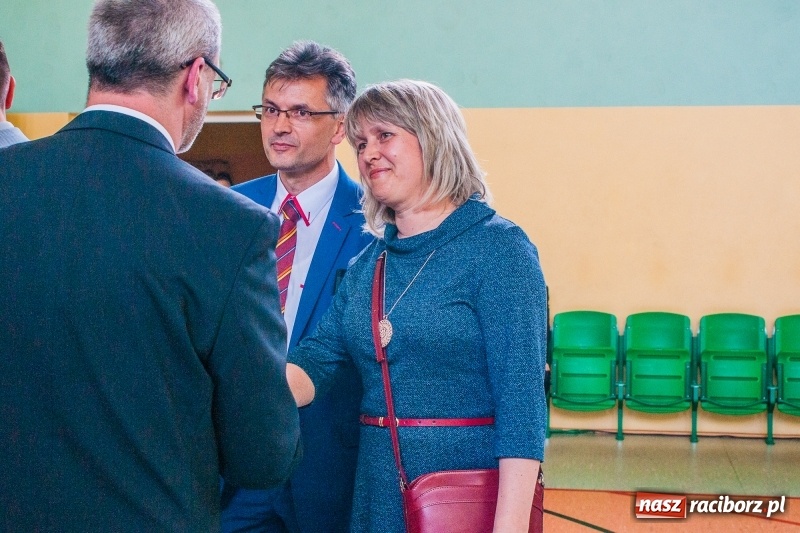 Zdjęcie w galerii na portalu naszraciborz.pl: Pożegnania nadszedł czas. Absolwenci Mechanika odebrali swoje świadectwa wiadomości z regionu