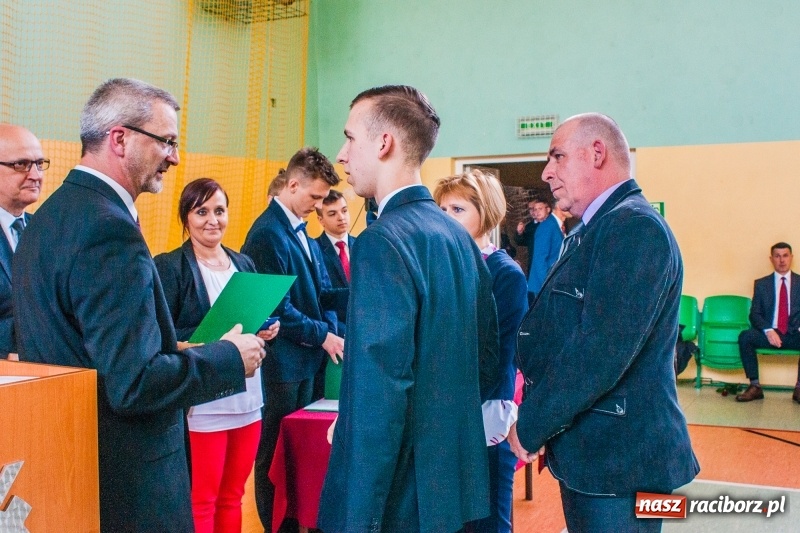 Zdjęcie w galerii na portalu naszraciborz.pl: Pożegnania nadszedł czas. Absolwenci Mechanika odebrali swoje świadectwa wiadomości z regionu