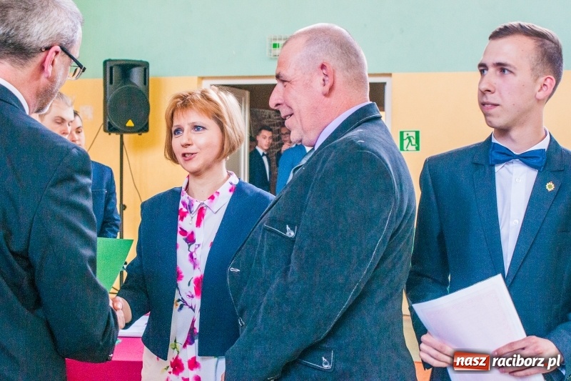 Zdjęcie w galerii na portalu naszraciborz.pl: Pożegnania nadszedł czas. Absolwenci Mechanika odebrali swoje świadectwa wiadomości z regionu