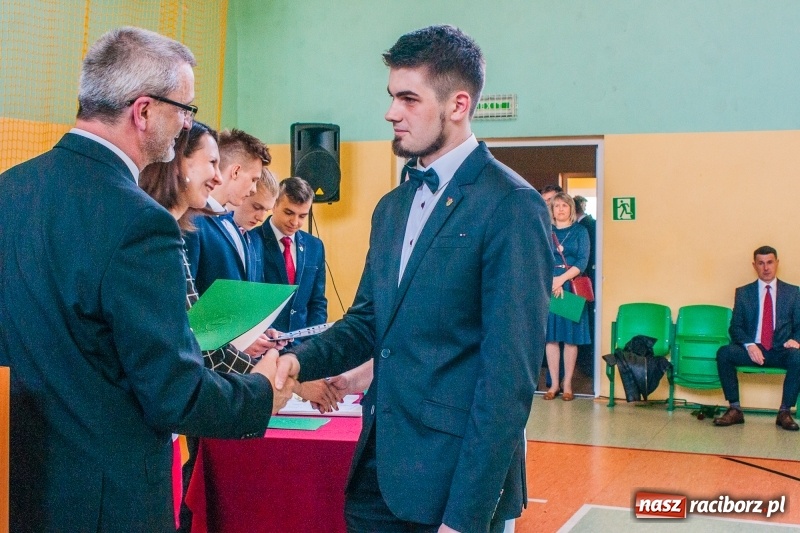 Zdjęcie w galerii na portalu naszraciborz.pl: Pożegnania nadszedł czas. Absolwenci Mechanika odebrali swoje świadectwa wiadomości z regionu