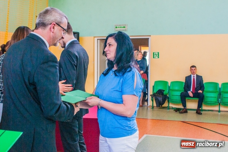 Zdjęcie w galerii na portalu naszraciborz.pl: Pożegnania nadszedł czas. Absolwenci Mechanika odebrali swoje świadectwa wiadomości z regionu