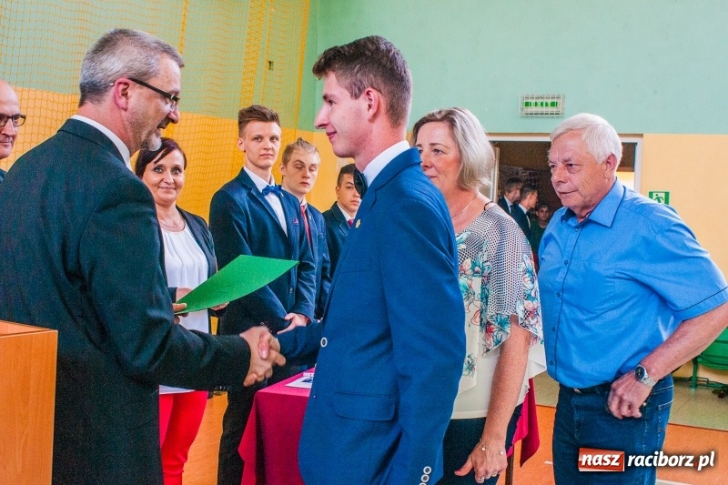 Zdjęcie w galerii na portalu naszraciborz.pl: Pożegnania nadszedł czas. Absolwenci Mechanika odebrali swoje świadectwa wiadomości z regionu