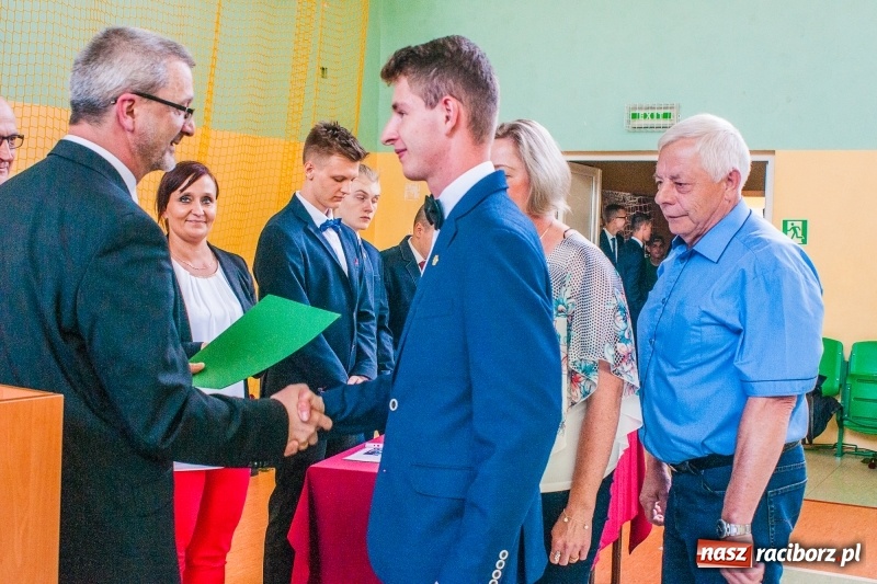 Zdjęcie w galerii na portalu naszraciborz.pl: Pożegnania nadszedł czas. Absolwenci Mechanika odebrali swoje świadectwa wiadomości z regionu