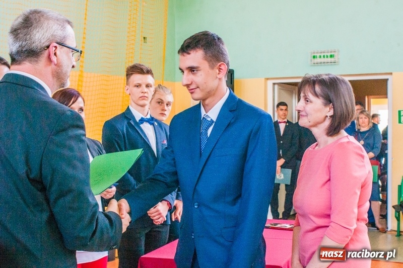 Zdjęcie w galerii na portalu naszraciborz.pl: Pożegnania nadszedł czas. Absolwenci Mechanika odebrali swoje świadectwa wiadomości z regionu