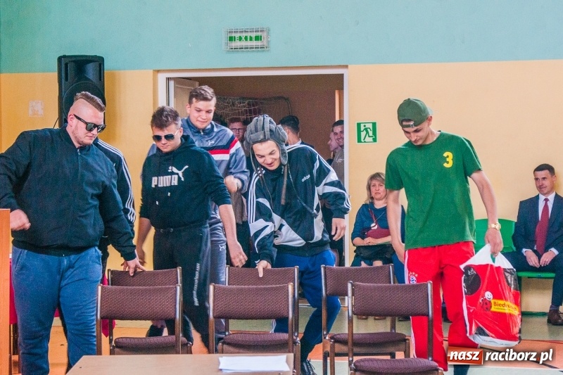 Zdjęcie w galerii na portalu naszraciborz.pl: Pożegnania nadszedł czas. Absolwenci Mechanika odebrali swoje świadectwa wiadomości z regionu